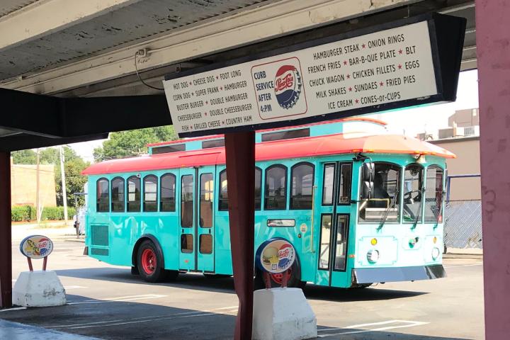 a bus that is parked on the side of a building